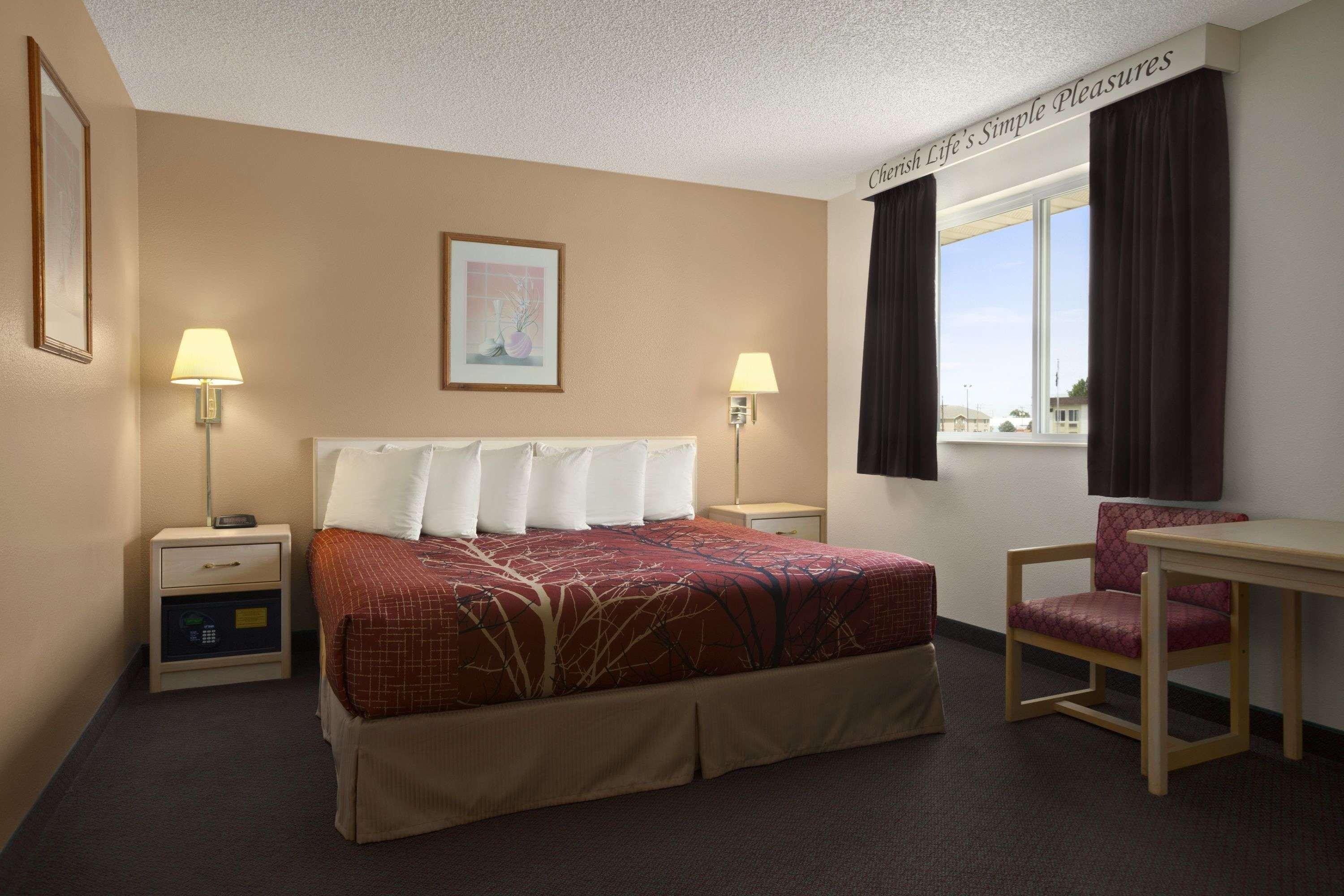 Econo Lodge Скотсблафф Екстер'єр фото